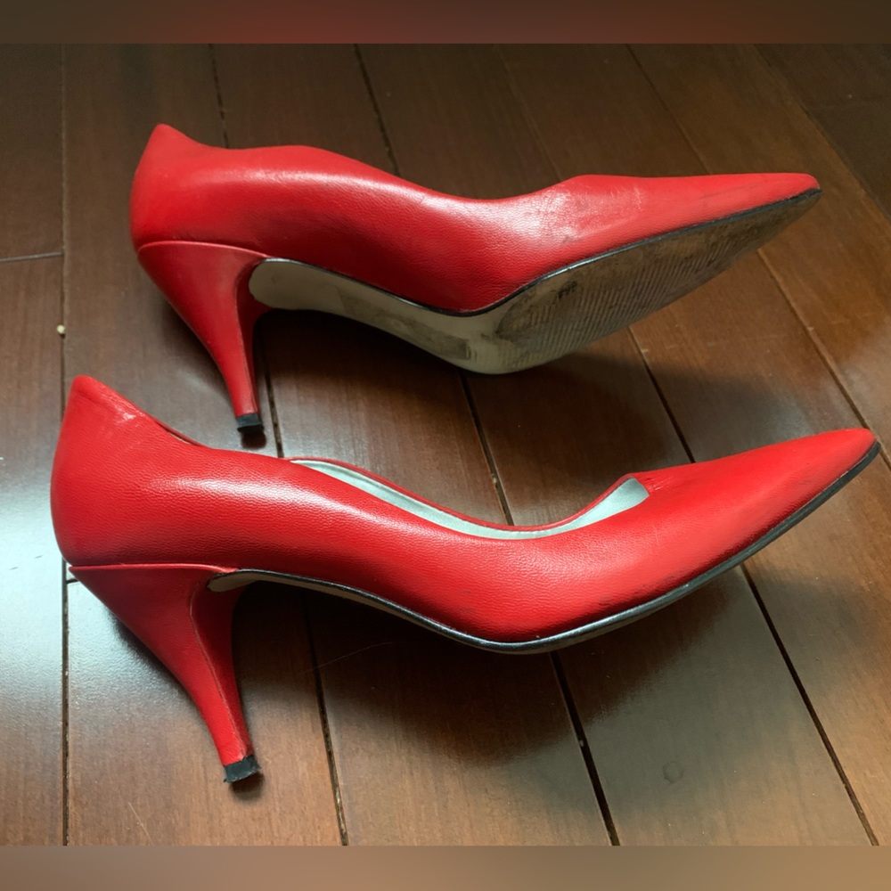 Guess red hot scalloped pumps 2” heel size 6 great condition